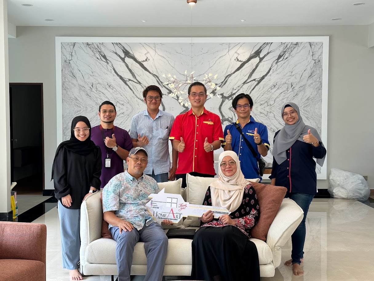 <b>En. Abdul Razak & Pn. Sharifah</b><br>(Taman Bukit Meringin)